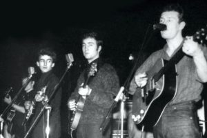 Die Beatles unterschreiben ihren ersten Schallplattenvertrag in Hamburg, 19.06.1961